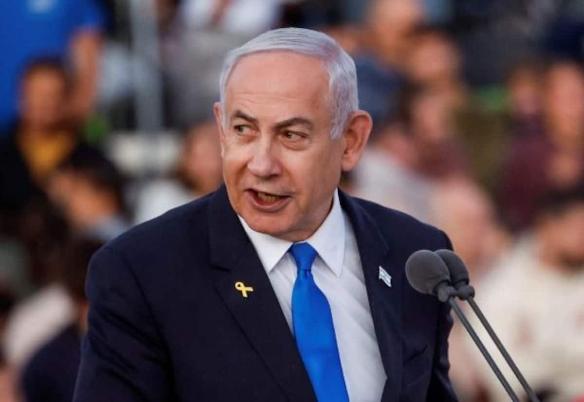 Netanyahu shows pager at UN, warns Hezbollah and backs military actions