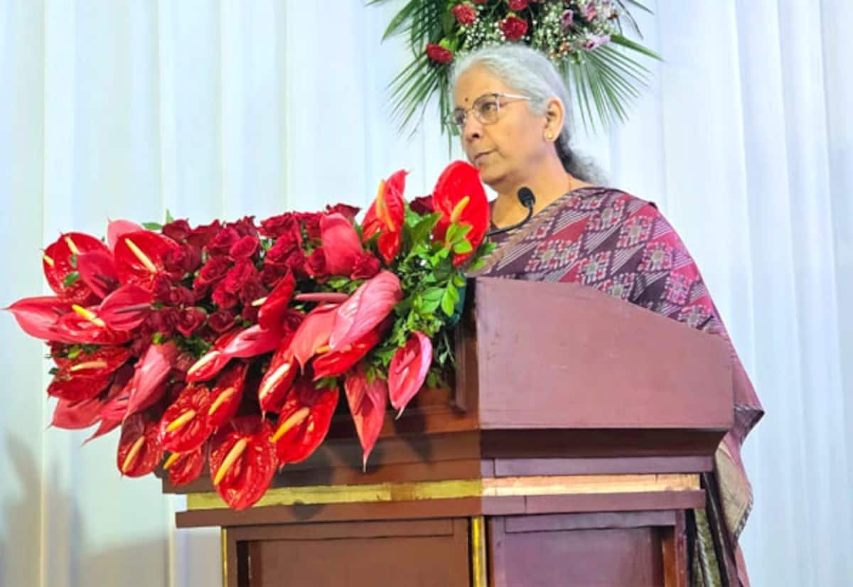 மக்களை அலைக்கழிக்க வேண்டாம்: அதிகாரிகளுக்கு நிர்மலா சீதாராமன் அறிவுறுத்தல்