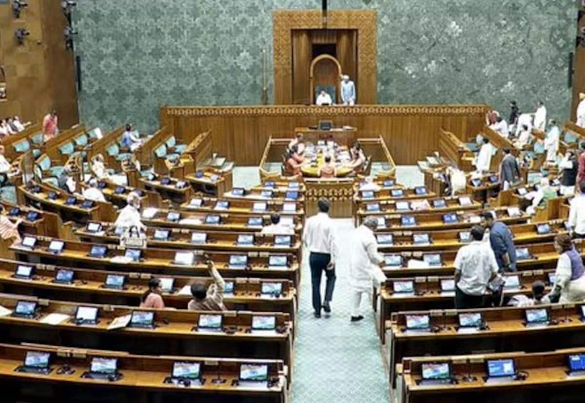 எதிர்க்கட்சி அமளி: மூன்றாவது நாளாக பார்லிமென்ட் செயல்பாடு முடக்கம்