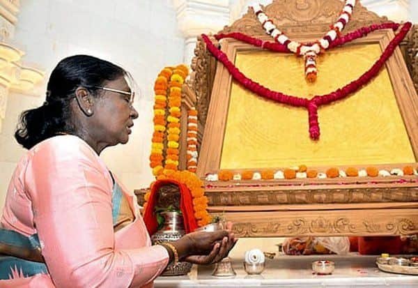 அயோத்தி ராமர் கோவில் கருவறையில் தங்கமுலாம் ‘ஸ்ரீ ராம யந்திரம்’ பிரதிஷ்டை செய்த ஜனாதிபதி