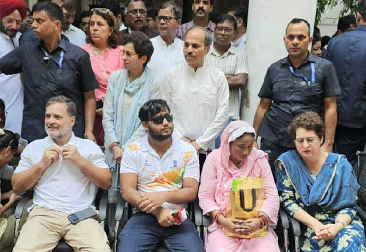 Rahul, Priyanka stage dharna at Delhi police station over NEET protest