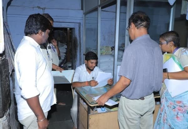 மதுரை மீனாட்சி அம்மன் கோவிலில் அமைச்சர் ரமேஷ் ஆய்வு; பக்தர்களுடன் வரிசையில் தரிசனம்