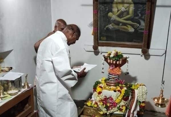 Puducherry CM Rangasamy prays with candidate list at Pollachi temple