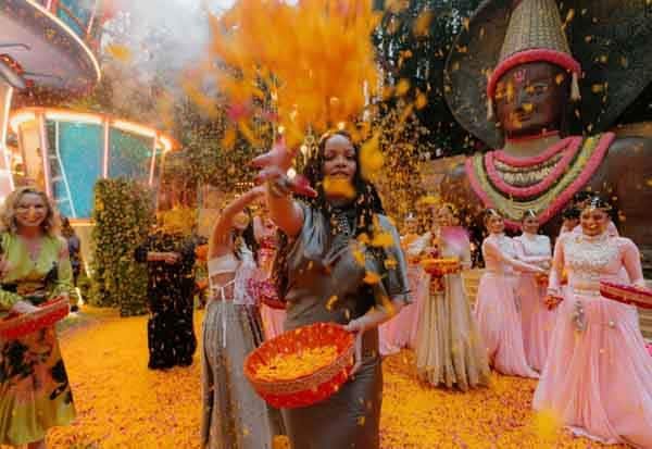 மும்பையில் அம்பானி இல்ல பூஜையில் ரிஹானா பங்கேற்பு