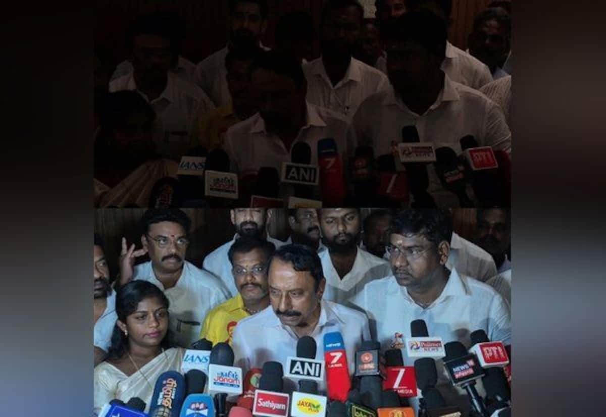 மின்தடையால் மொபைல் விளக்கில் பேட்டி அளித்த அமைச்சர் செங்கோட்டையன்
