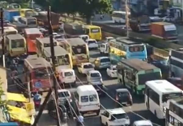 ஓட்டுப்பதிவுக்குப் பின் சென்னை திரும்பும் கூட்டம்; சிங்கப்பெருமாள் கோவில் அருகே 2 கிமீ நெரிசல்