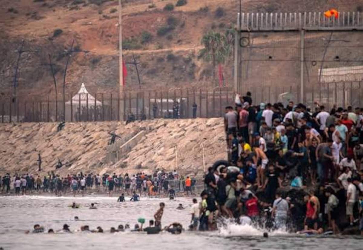 60,000 Refugees Attempt Entry Into Spain in a Day; 34 Dead in Crackdown