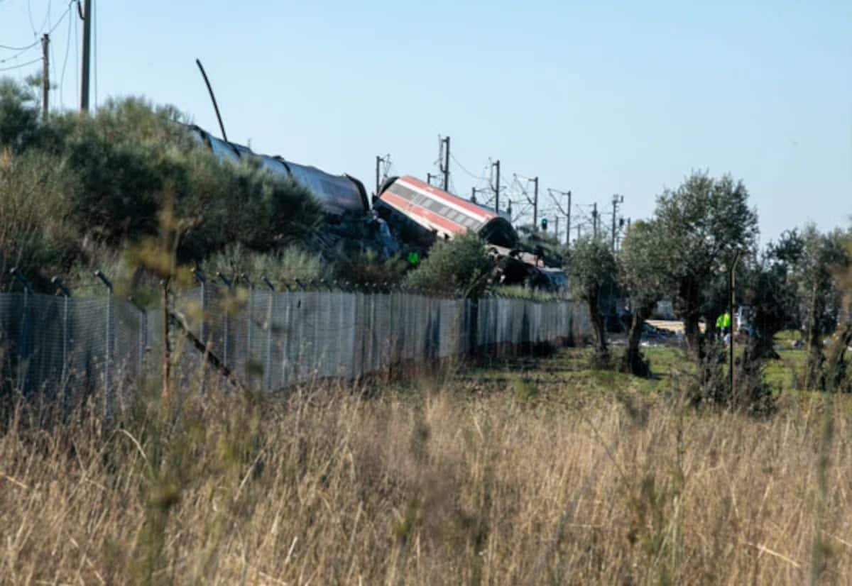 Head-on train crash in Spain kills 30; probe launched