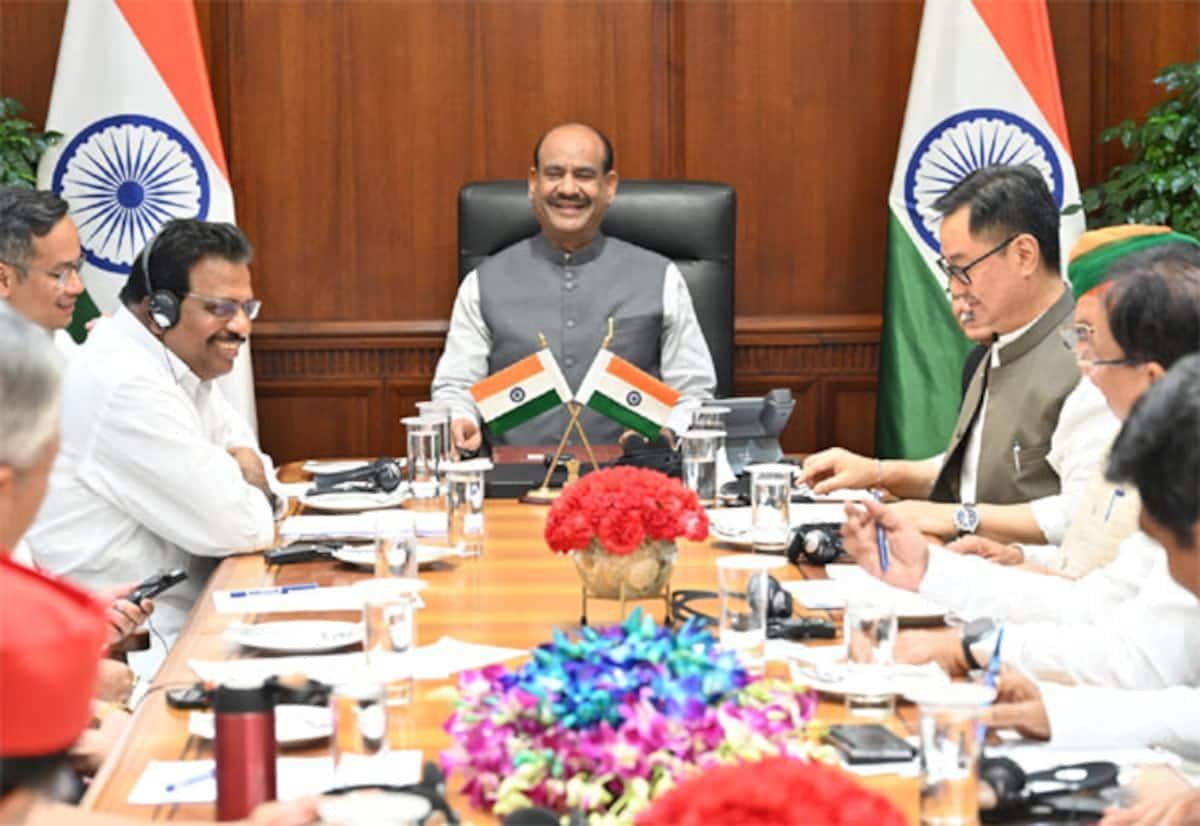 லோக்சபா சுமூகமாக இயங்க எதிர்க்கட்சிகள் ஒத்துழைக்க வேண்டும்: சபாநாயகர்