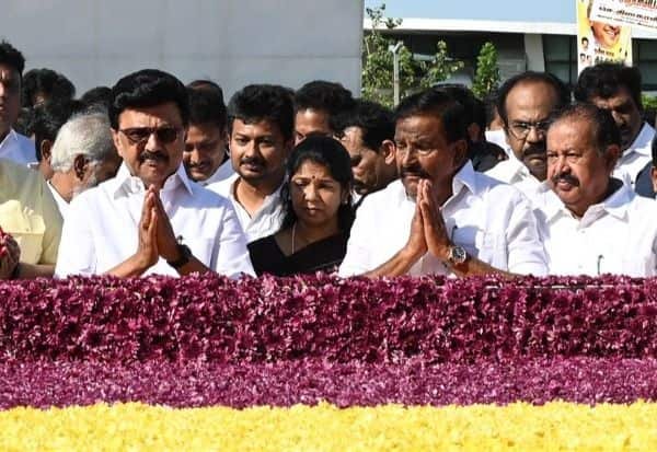 தமிழகத்தை சூழ்ந்த இருளை விரட்டியடிப்போம்: ஸ்டாலின்