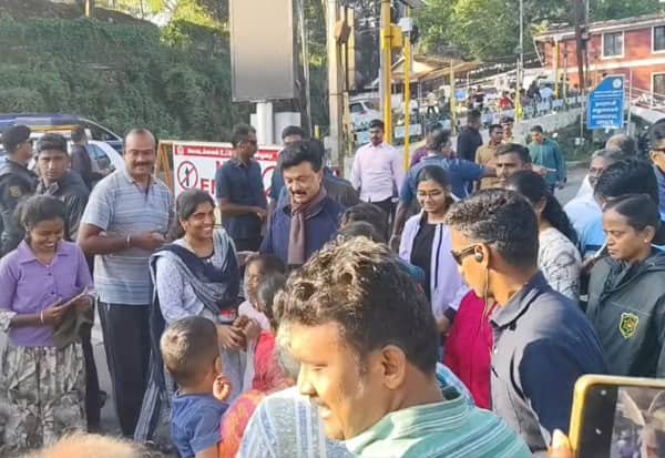 கொடைக்கானலில் முதல்வர் ஸ்டாலின் காலை நடைபயிற்சி; மக்கள் செல்பி எடுத்தனர்