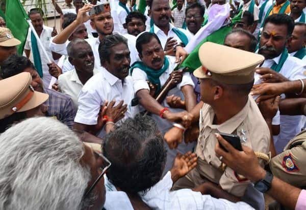 பயிர்க்கடன் முழுத் தள்ளுபடி கோரி தமிழகமெங்கும் விவசாயிகள் போராட்டம்