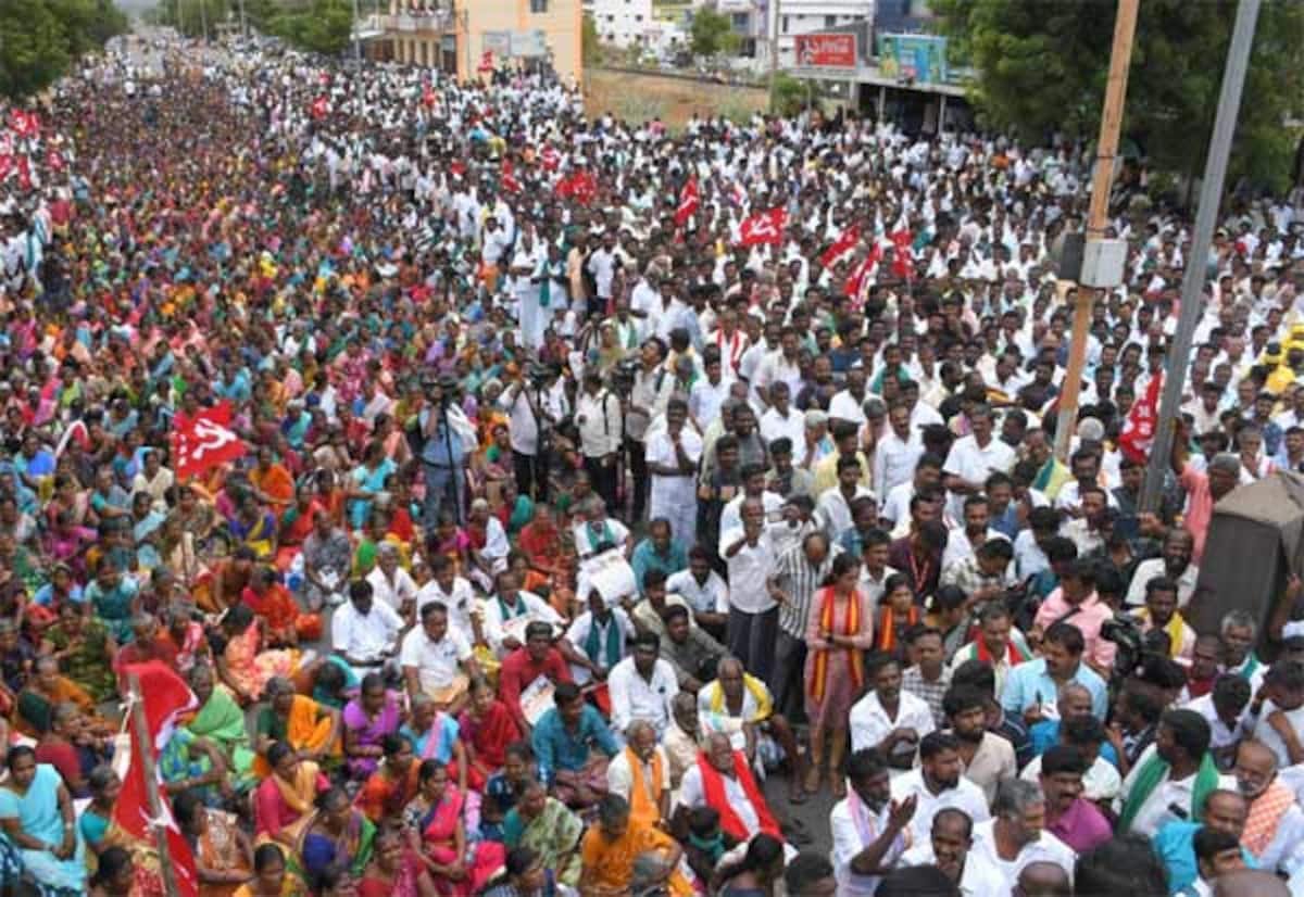 மேகமலை மலைக்கிராம மக்களை வெளியேற்ற வேண்டாம்: தேனியில் ஆர்ப்பாட்டம்