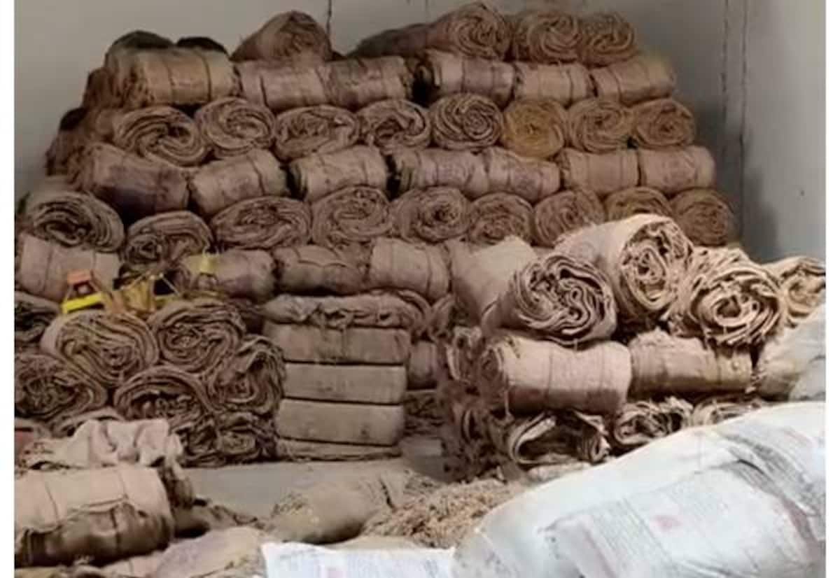திருநாகேஸ்வரம் கிடங்கில் கிழிந்த சாக்குகள் குவிப்பு; நெல் மூட்டைகள் திறந்தவெளியில் வீணாகும் புகார்