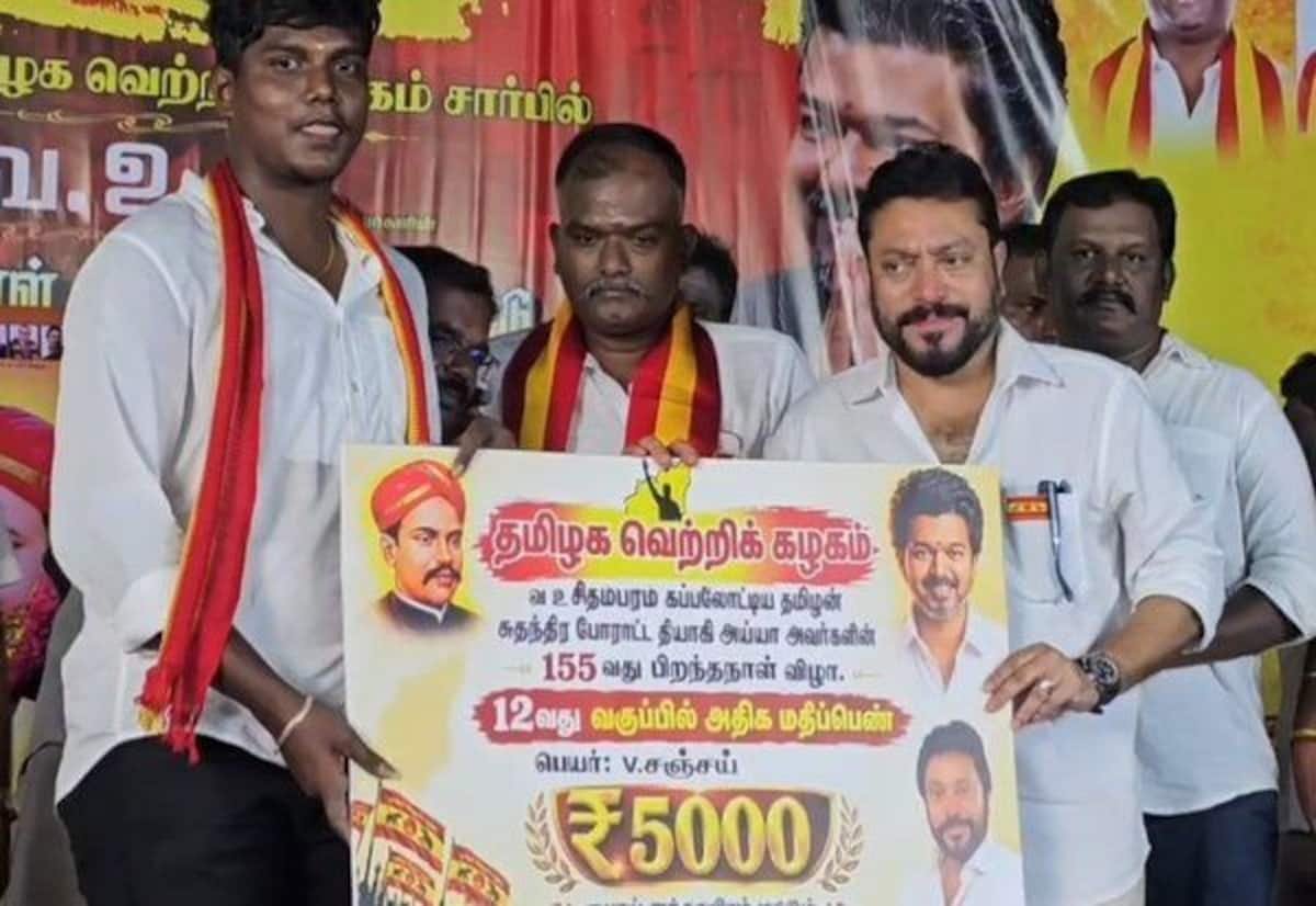 மாணவர்களுக்கு கட்சி துண்டு அணிவித்ததாக அமைச்சர் ஸ்ரீநாத் மீது சர்ச்சை