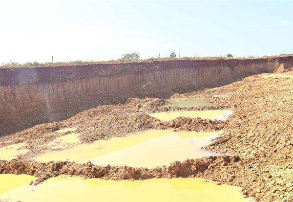 அனுமதி குவாரி பெயரில் 40 அடி தோண்டி மண் கொள்ளை: திருவள்ளூரில் புகார்