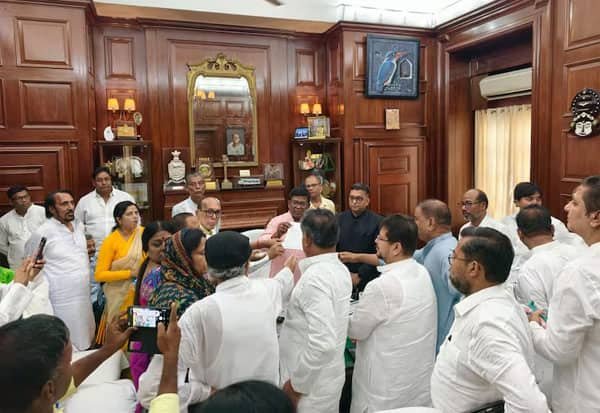 மே.வங்க டிஎம்சியில் பிளவு: நீக்கப்பட்ட ரிடாபிரடாவை எதிர்க்கட்சித் தலைவராக்க 59 எம்எல்ஏக்கள் மனு