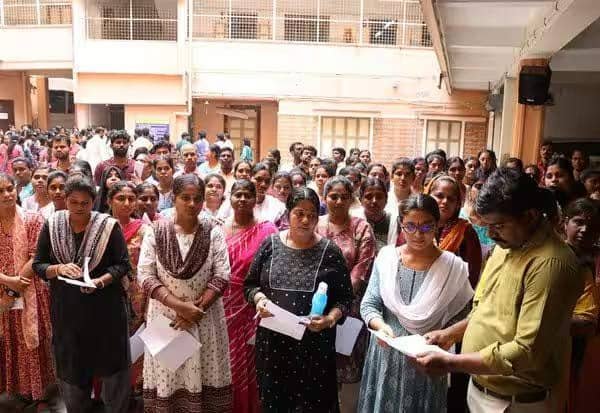 காலமுறை ஊதிய ஆசிரியர்கள் 15,000 பேரின் ஊதிய உயர்வு தடைபடும் அபாயம்