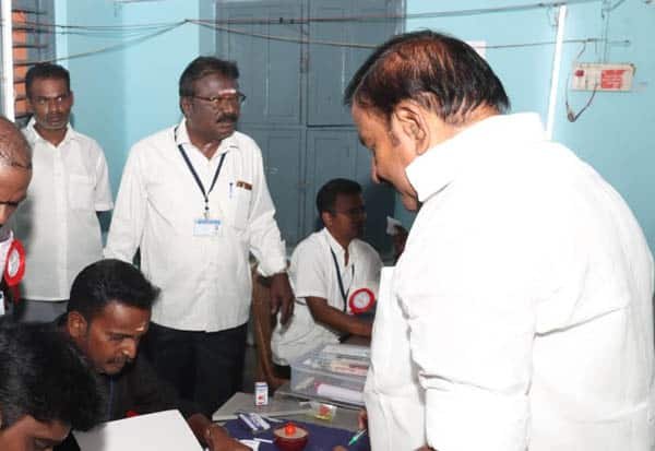 திருச்சி மேற்கு வாக்குச்சாவடியில் இயந்திரக் கோளாறு; அமைச்சர் நேரு வாக்குப்பதிவு தாமதம்