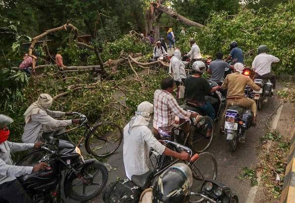 உத்தரப் பிரதேசத்தில் சூறாவளி காற்றுடன் கனமழை: 100க்கும் மேற்பட்டோர் பலி