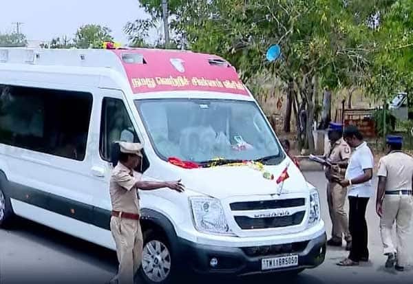 தவெக தலைவர் விஜய் பிரசார வாகனத்தில் தேர்தல் பறக்கும் படை திடீர் சோதனை