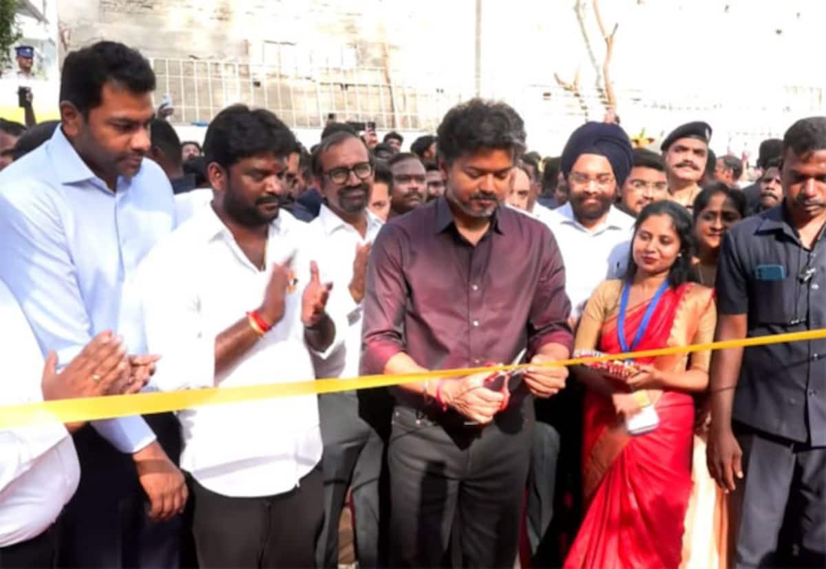 பெரம்பூர் எம்எல்ஏ அலுவலகத்தை திறந்து வைத்த முதல்வர் விஜய்; மக்கள் சேவை செயலி அறிமுகம்