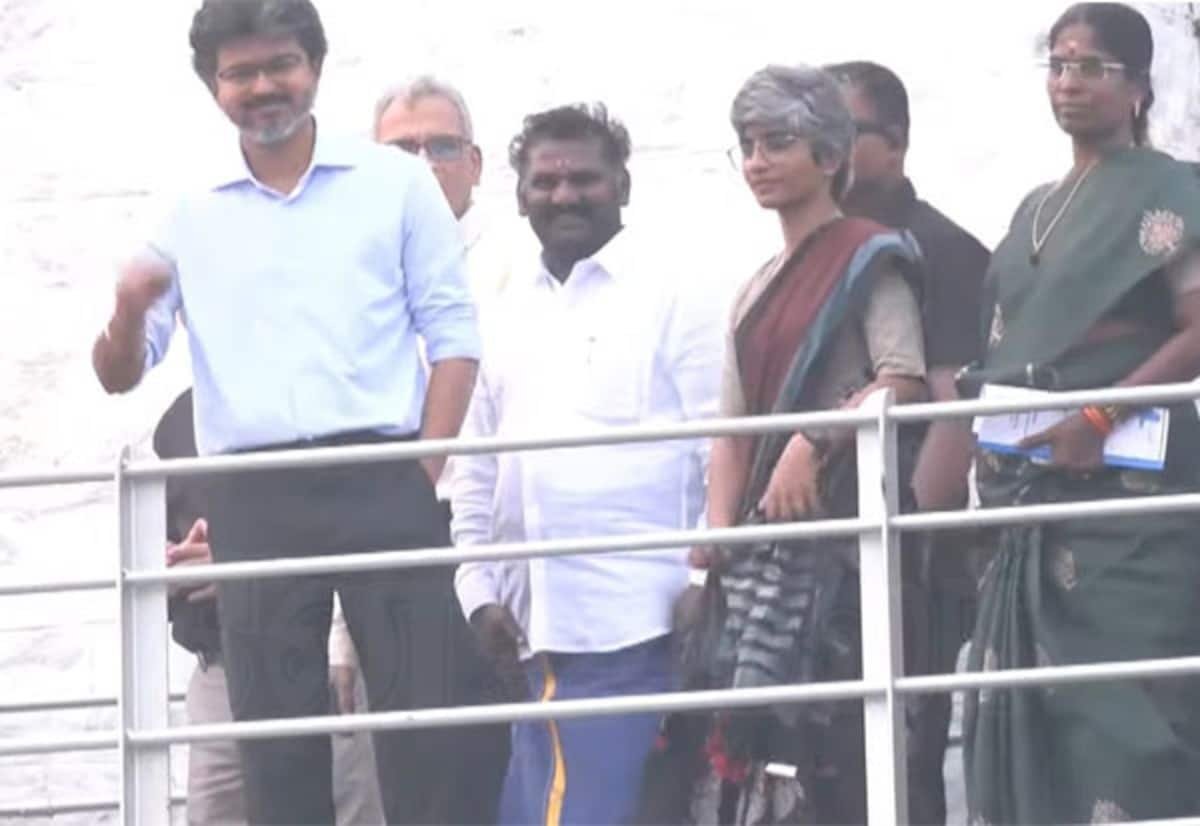 CM Vijay inspects Chembarambakkam Lake as inflow rises