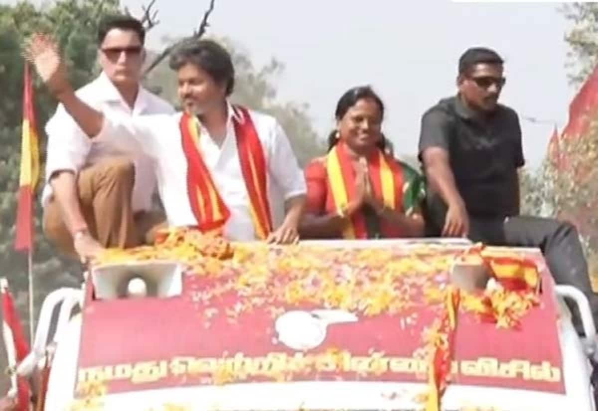 மதுராந்தகத்தில் இடைத்தேர்தல் பிரசாரம்: டிராக்டர் ஓட்டி வாக்கு சேகரித்த முதல்வர் விஜய்