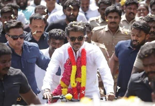 Vijay campaigns silently in Karaikudi after missing allotted time
