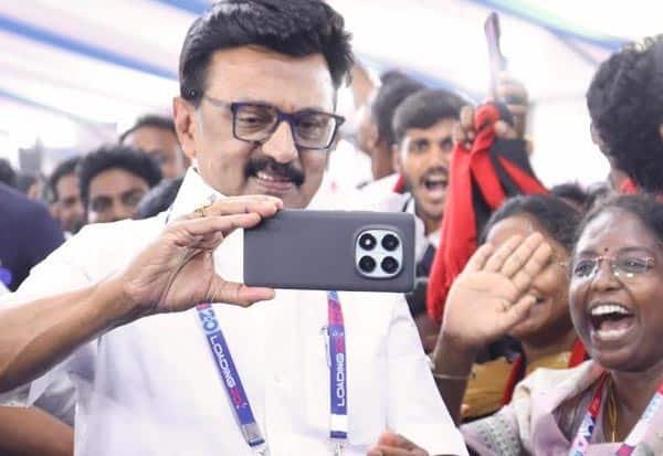 Break barriers and move ahead: Stalin, EPS greet women on Women’s Day