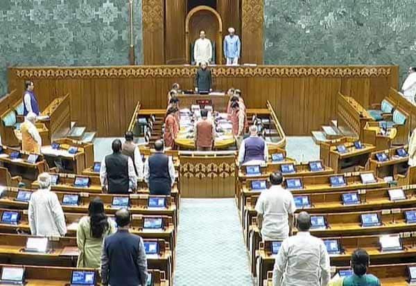 பார்லியில் மகளிர் 33% இடஒதுக்கீடு மசோதா தாக்கல்; நாளை மாலை 4 மணிக்கு ஓட்டெடுப்பு